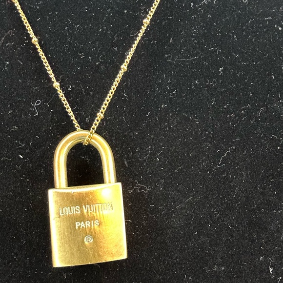😍😍GORGEOUS VINTAGE LOUIS VUITTON LOCK made into a beautiful Necklace! 😍😍 - Picture 4 of 5